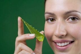 Aloe juice to rejuvenate the skin around the eyes