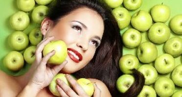 An apple mask to rejuvenate the skin around the eyes