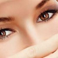 Rejuvenate the skin around the eyes at home