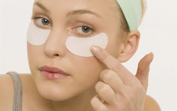 Rejuvenate the skin around the eyes using patches