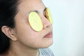 Use potatoes to rejuvenate around the eyes