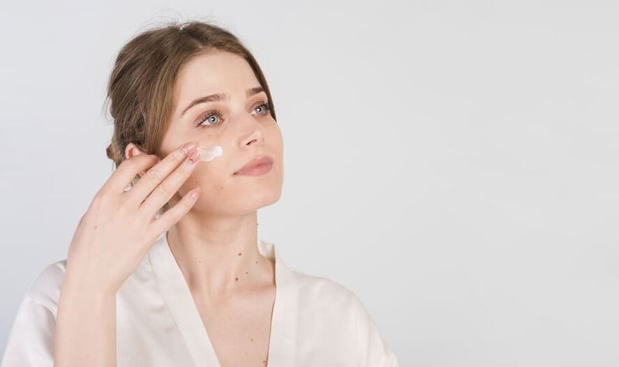 Procedure for applying cream on facial skin