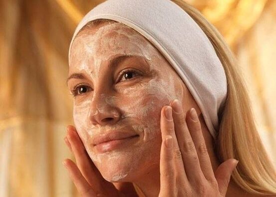 Facial mask with pomegranate seed oil to make wrinkles less noticeable